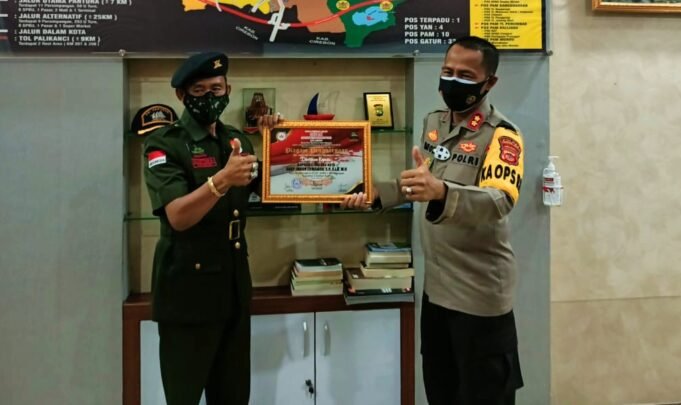 Ormas Gatsu-Amx Kota Cirebon Memberikan Piagam Penghargaan Kepada Kapolres Cirebon Kota