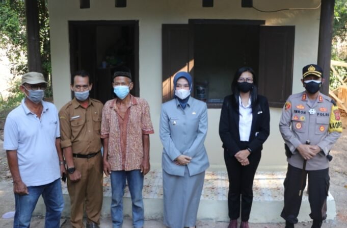 Warga Desa Kedungjaya Mendapatkan Penyerahan Rumah Setelah Direnovasi Kapolres Cirebon Kota