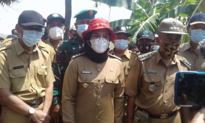 Bupati Indramayu Hj.Nina Agustina Tinjau Langsung Semburan Gas di Desa Sukaperna