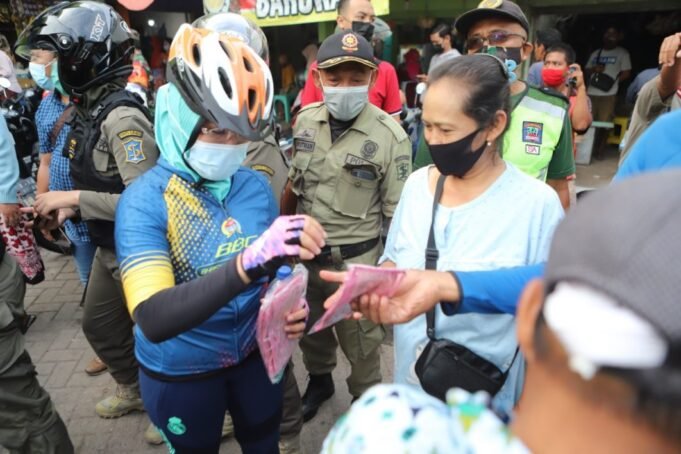 Jaga Imunitas, Kapolres Tanjung Perak Bersama Forkopimda Surabaya Goes Bareng dan Bagi Masker