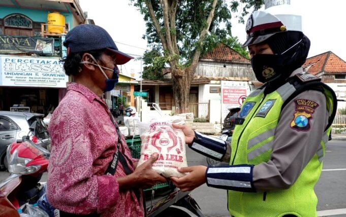 Jum’at Penuh Berkah, Polres Gresik Selalu Berbagi Kepada Sesama