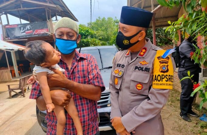 Kapolres Lhokseumawe Jemput “Kue Surga” di Kediaman Balita Penderita Bibir Sumbing