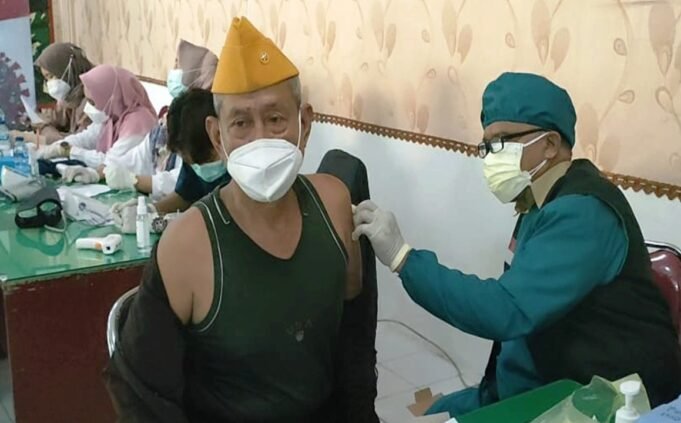Kodim 0817/Gresik Peduli, Gelar Vaksinasi Kepada Purnawirawan dan Warakawuri TNI AD