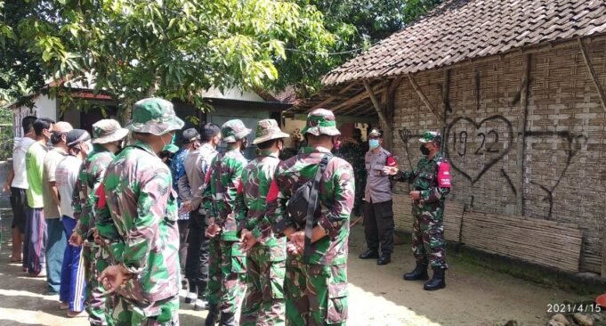 Polsek Wringinanom Bersama Koramil 0817/02 Laksanakan Giat Karya Bhakti Bersama Warga