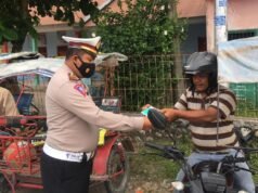 Satlantas Polres Aceh Singkil Beri Himbauan Kamseltibcar Kepada Pengguna Becak Motor Sekaligus Memberi Masker