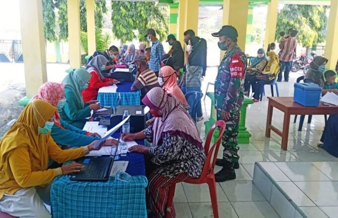 Babinsa Tikung Pastikan Vaksinasi Berjalan Lancar