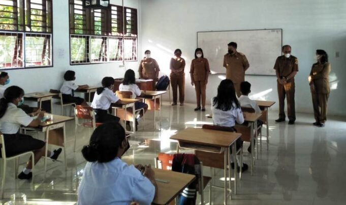 Bupati Samosir Monitoring Pelaksanaan Ujian Satuan Pendidikan (Usp) Kelas VI & IX di Kecamatan Pangururan