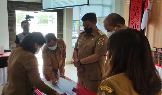 SKPD SE- KABUPATEN SAMOSIR TANDATANGANI PERJANJIAN KERJA TAHUN ANGGARAN 2021