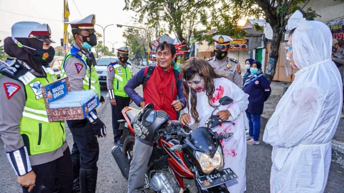 Ingatkan Masyarakat Pentingnya Prokes, Polres Gresik Hadirkan Pocong dan Corona