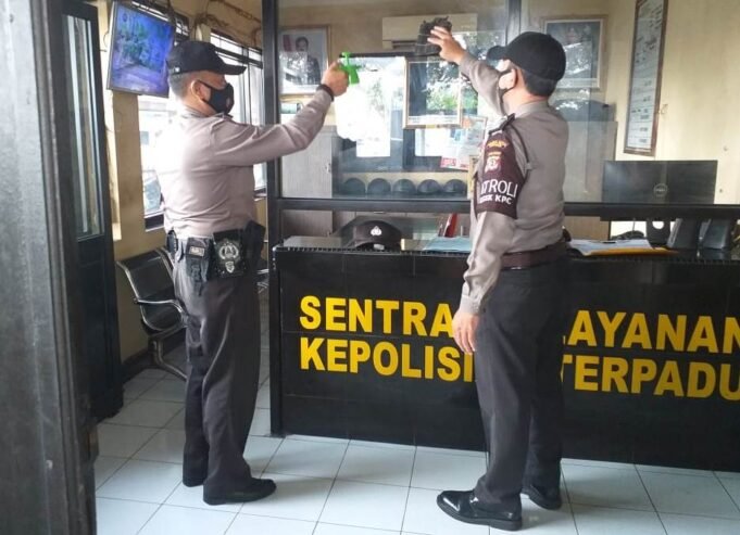 Pastikan Kesehatan Anggota, Kapolsek KPC Rutin Semprotkan Disinfektan ke Mako Serta Cek Suhu Badan