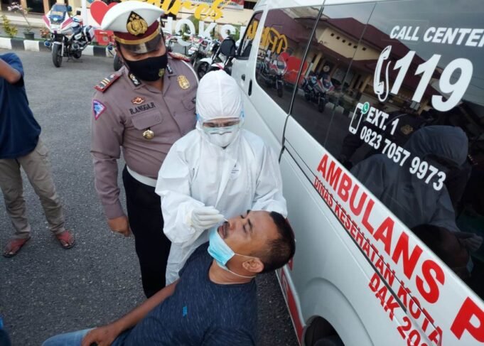 Polantas Lhokseumawe Bersama Petugas Kesehatan Lakukan Swab Antigen Kepada Supir Angkutan Umum