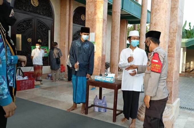 Tradisi Sanggring Kolak Ayam Desa Gumeno Patuh Prokes