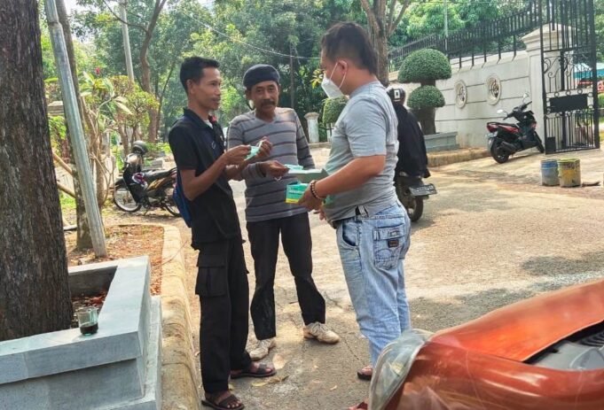 Berbagi 20 Masker Sat Narkoba Polres Ciko, Saat Giat Pengecekan APD, Masker dan Hand Sanitizer