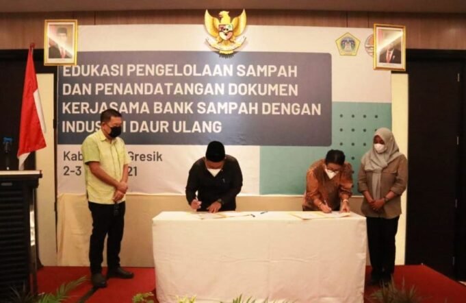 Bupati Gresik dan Dirjen PSLB3 KLH Saksikan MoU Bank Sampah Dengan PT Mekabox