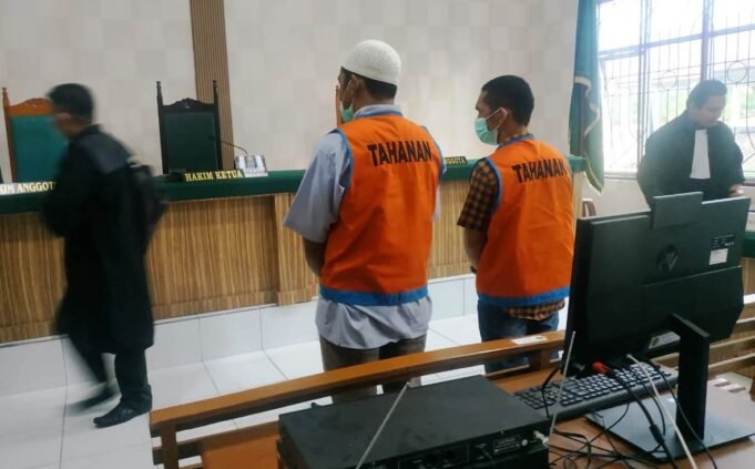 Putusan Majelis Hakim Ketua Kepada Terdakwa Syahbudin Padang dan Pundeh Sinaga