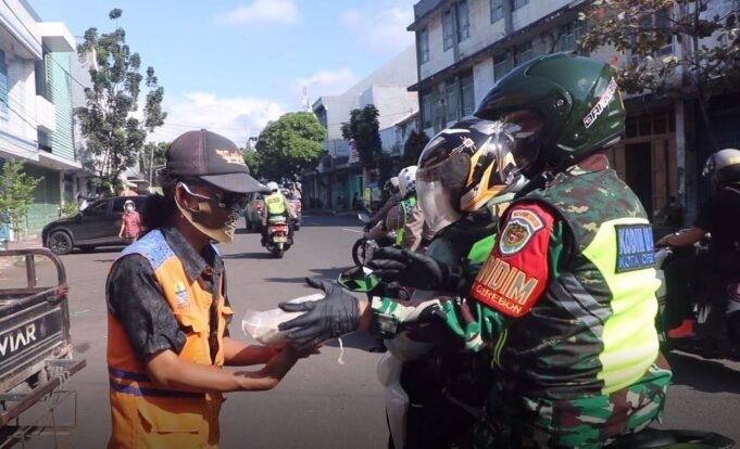 100 Kantung Beras Dibagikan Dalam Rangka PPKM Darurat, Sinergitas Kapolres Cirebon Kota dan Dandim 0614 Kota Cirebon
