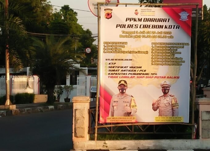 Kasat Lantas Ciko, Melalui Spanduk Himbauan Ajak Warga Untuk Mendukung dan Sukseskan PPKM Darurat Kota Cirebon