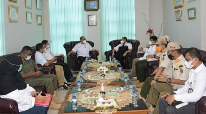 Walikota Tebingtinggi, Pimpin Rapat Tim Monitoring & Evaluasi Pemberlakuan PPKM Bersama LO Satgas Covid- 19