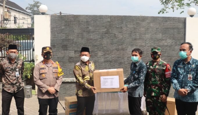 Bupati Gresik Gus Yani Bagikan Paket Bantuan Obat dan Multi Vitamin