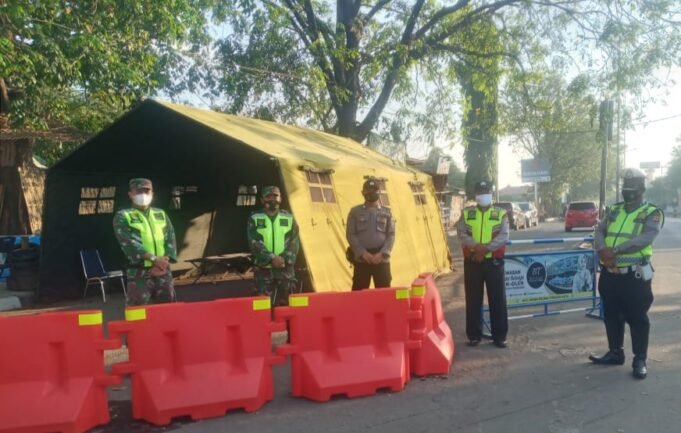 Gerak Cepat Sat Lantas Polres Ciko, Pasang Rambu Arahan Guna Alihkan Arus Kendaraan Selama PPKM Darurat