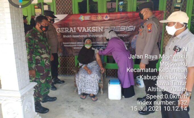 Dampingi Tim Medis Vaksinasi Door to Door, Personil Polsek Kedamean Bersama Koramil 0817/03 Kedamean