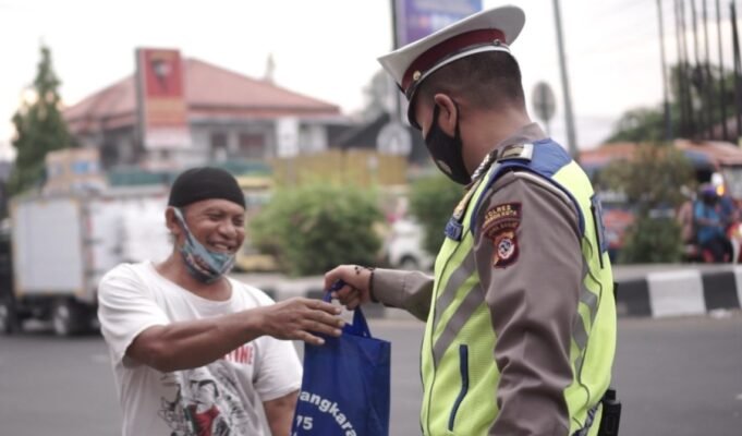 Selain Laksanakan PPKM Darurat, Sat Lantas Polres Ciko Gelar Bansos Berbagi Sembako