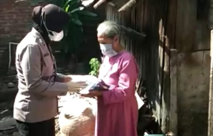 Kembali, Polresta Cirebon Bagikan Bantuan ke Warga Slum Area yang Terdampak PPKM Darurat