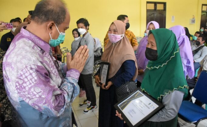 Pemko Tebing Tinggi Serahkan Alat Bantu Bagi 30 Penyandang Disabilitas Dan 154 Piagam Penghargaan Graduasi PKH