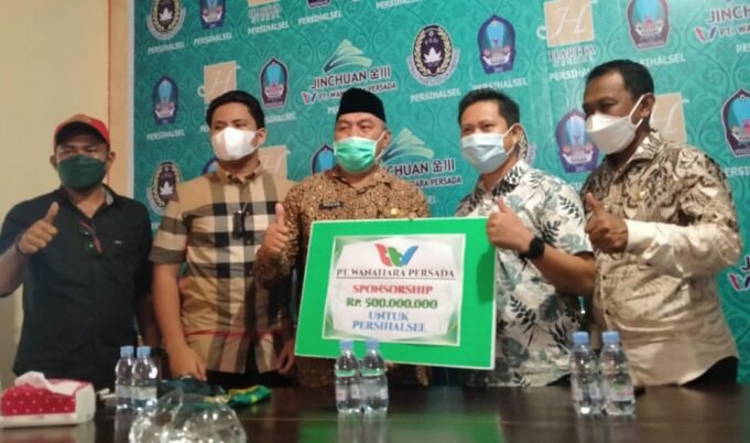 Penyerahan Bantuan 500 Juta Oleh PT Wanatiara Persada untuk Persihalsel