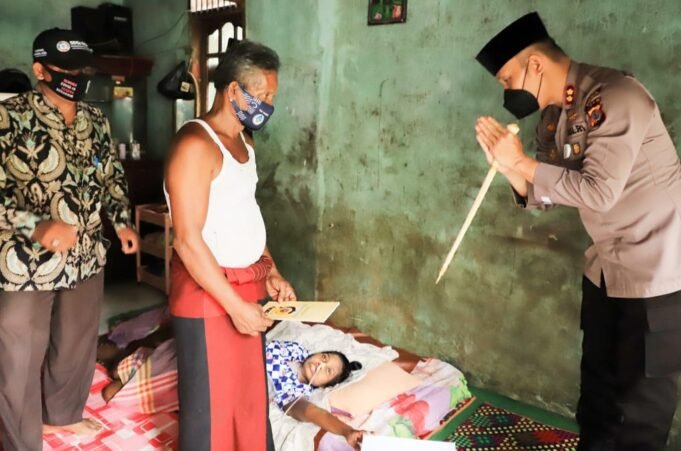 Jemput “Kue Surga”, Kapolres Lhokseumawe Kunjungi Warga Sakit Menahun di Bangka Jaya