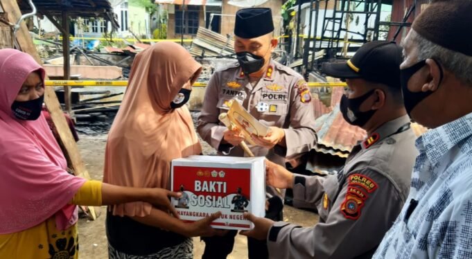 Kapolres Lhokseumawe Serahkan Bantuan Kepada Korban Kebakaran Rumah di Ujong Blang