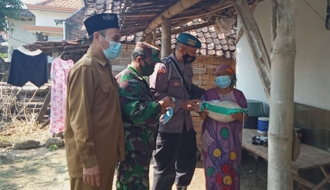 Kembali Polsek Kedamean Menyalurkan Bantuan Sembako Kepada Masyarakat Terdampak Covid-19