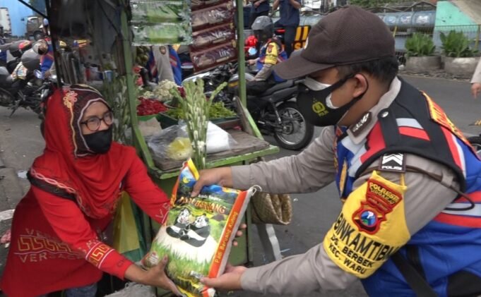 TNI – Polri dan Pemerintah Beri Bantuan Sembako Secara Humanis Kepada Masyarakat di Jatim