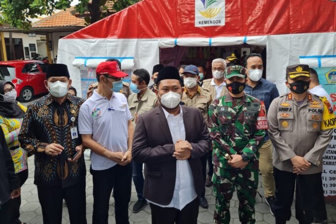 Kapolres Gresik Dampingi Bupati Launching Posko PPKM Darurat Covid-19
