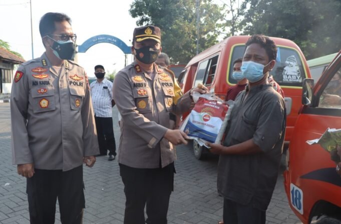 Pamatwil Polda Jatim Lakukan Bakti Sosial di Terminal Bunder Gresik