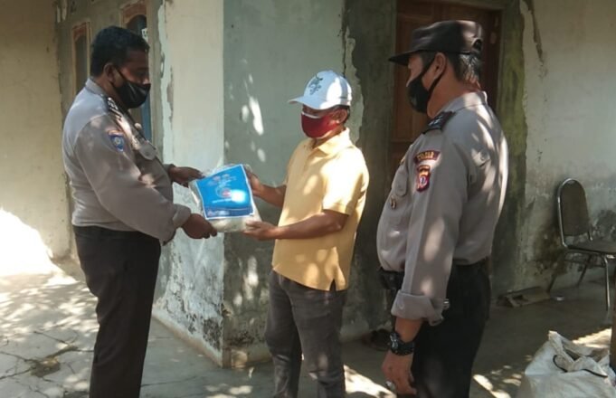 PPKM Darurat, Sejumlah Warga Desa Cikancas dan Desa Karangsari Terima Bansos Beras Dari Polresta Cirebon