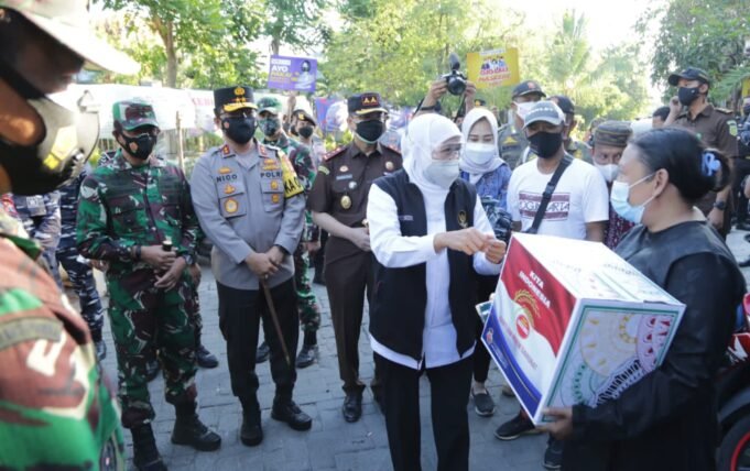 Forkopimda Jatim Berikan Bansos dan Ajak Masyarakat Bervaksin