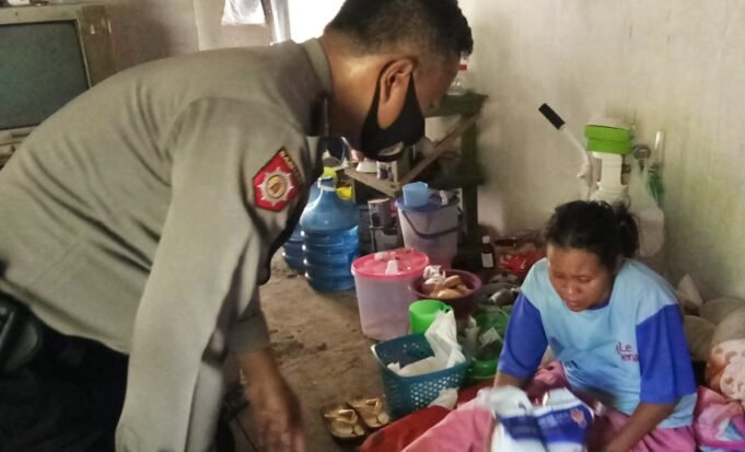 Hari Raya Idul Adha 1442 H, Bhabinkamtibmas Polsek Kedamean Terus Salurkan Bansos