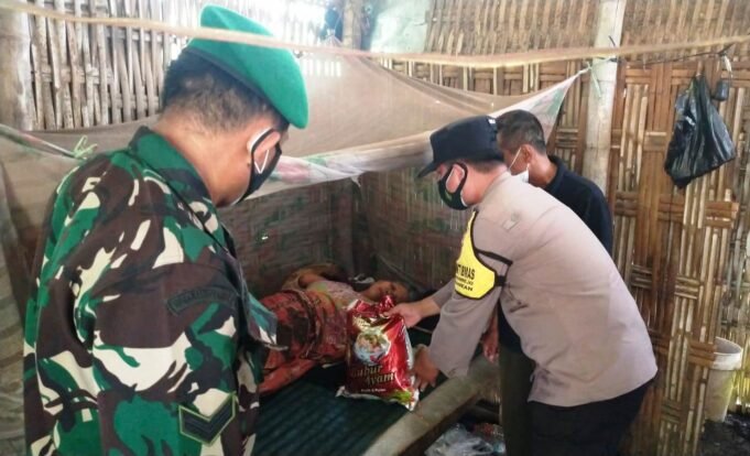 Kanit Binmas Polsek Kedamean, Salurkan Bansos Kepada Warga Hidup Sebatangkara