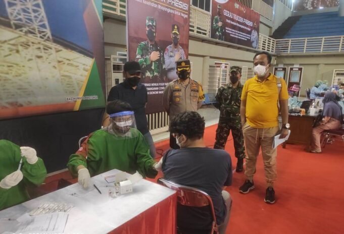 Kapolres Gresik Bersama Bupati dan Kasdim Tinjau Pusat Vaksinasi Untuk Semua