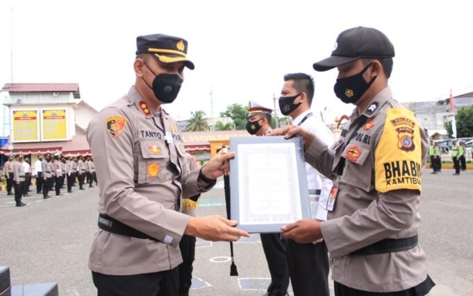 Kapolres Lhokseumawe Serahkan Penghargaan Kepada 24 Personel Terbaik