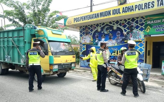 Kendaraan yang Melintasi Pos Penyekatan di Semprot Cairan Disinfektan Guna Menekan Angka Penyebaran Covid 19 oleh Polres Tanjungbalai