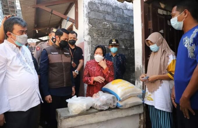 Kunjungi Kabupaten Tuban, Mensos Tri Rismaharini dan Bupati Pantau Penyaluran Bansos