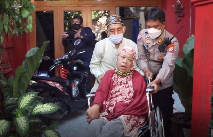 Lansia Alami Strok 3 Tahun Menderita Lumpuh, Dapat Bantuan Kursi Roda Kapolres Cirebon Kota dan Dandim 0614 Kota Cirebon