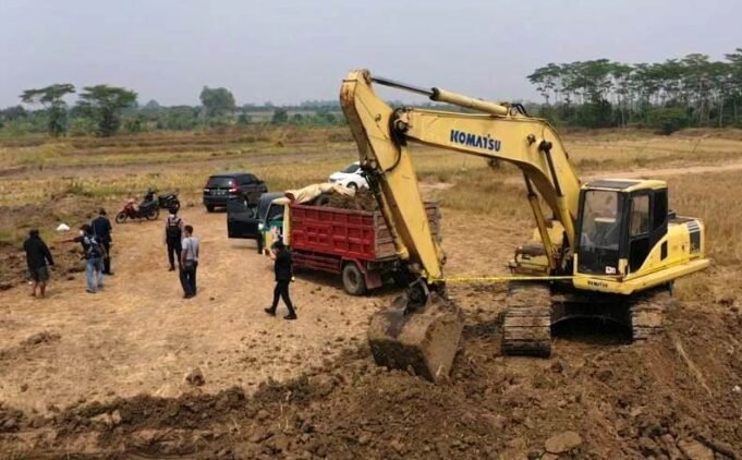 Polres Gresik Gerebek Dua Tambang Galian C Ilegal, 2 Unit Excavator 7 Dump Truck Disita