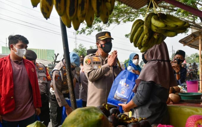 Polresta Cirebon Distribusikan 1300 Paket Bantuan Sembako Kapolri kepada Masyarakat