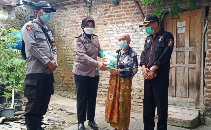 Polresta Cirebon Salurkan Bantuan Beras Kepada Warga Slum Area yang Terdampak PPKM Level 4