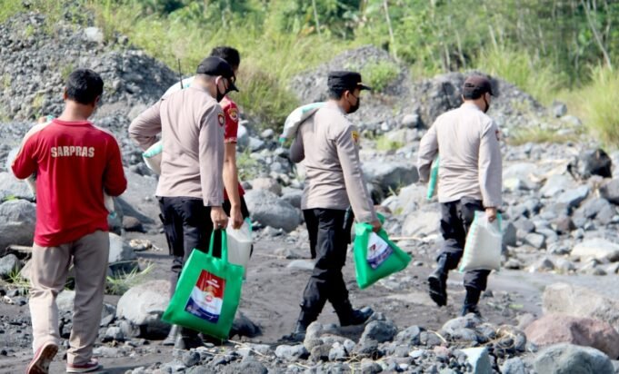 Seberangi Sungai Lahar Dingin Semeru, Kapolres Lumajang Salurkan Bansos Untuk Warga Terisolir