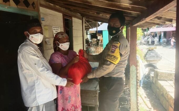 Selama PPKM Darurat, Penyaluran Baksos Polres Gresik Bagi Masyarakat Terdampak Covid-19