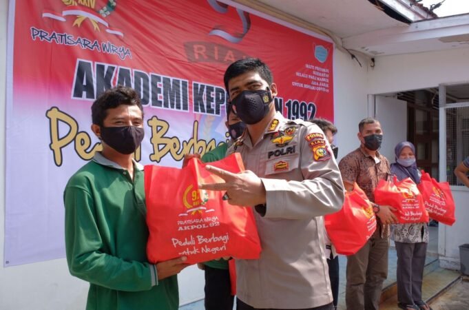 Alumni Akpol 1992 Riau Blusukan Menyebar Berkah, Distribusikan 556 Paket Sembako “Berbagi Untuk Negeri”